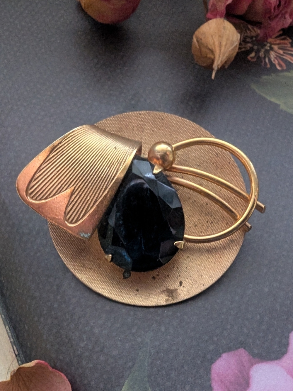 Vintage-Inspired Gold Brooch with Black Teardrop Stone